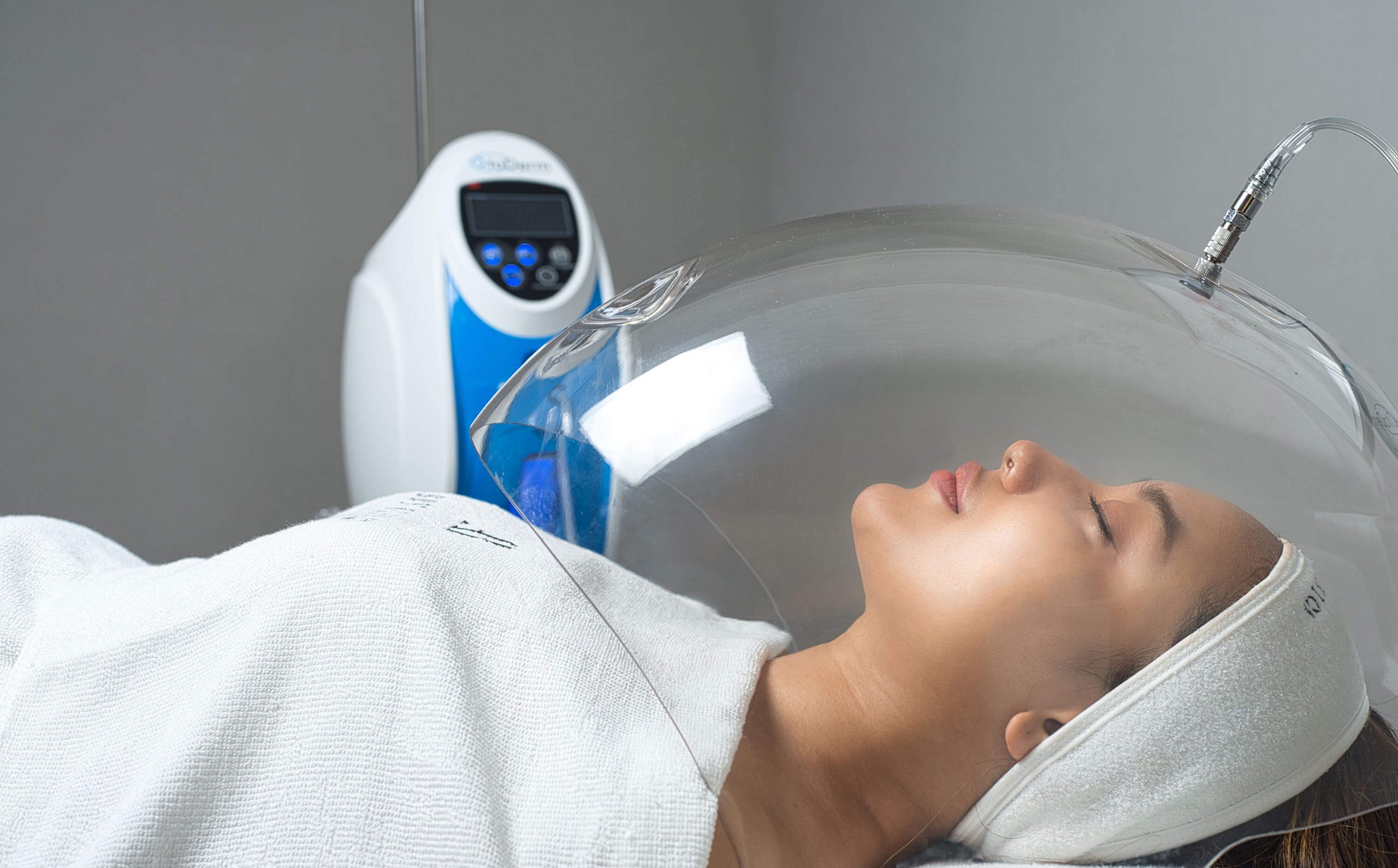 A patience undergoing an oxygen treatment at an aesthetician clinic.